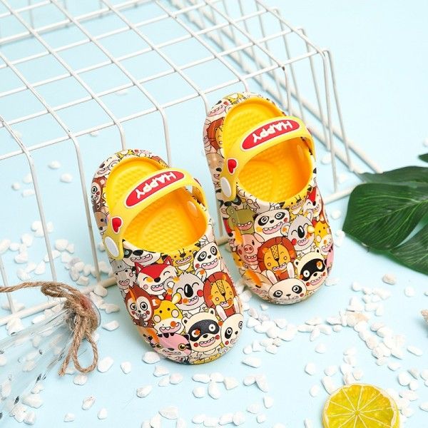 New small and medium-sized children's lovely cool slippers boys' bathroom slippers summer Baby Beach Baotou girls' hole shoes
