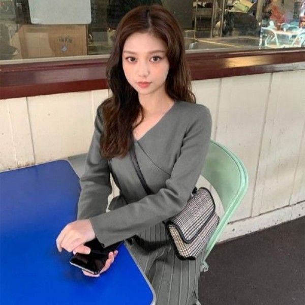 2020 South Korea East Gate early spring new ins fashion western style pleated lace up knitted V-neck dress female
