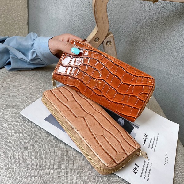 2021 new women's long purse feminine crocodile pattern hand holding purse fashion fashion with retro women's bag