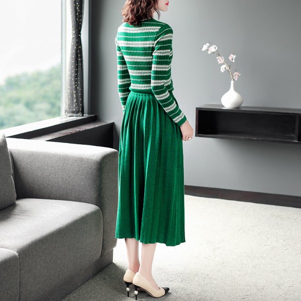 1926308-2021 autumn and winter new fashionable bright silk striped T-shirt + pleated skirt retro two piece suit 