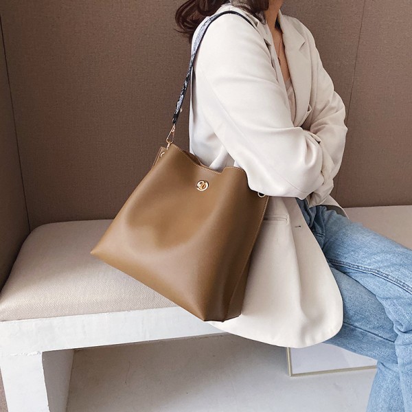 Bucket bag women's large capacity 2021 autumn and winter new fashion Korean Pu women's bag customized One Shoulder Messenger Bag