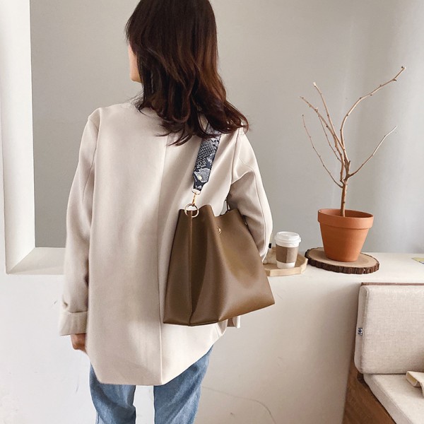 Bucket bag women's large capacity 2021 autumn and winter new fashion Korean Pu women's bag customized One Shoulder Messenger Bag