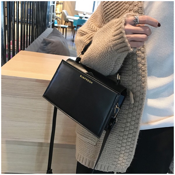 2020 spring new women's bag new bag femininity pure color fashion Korean fashion women's student messenger bag