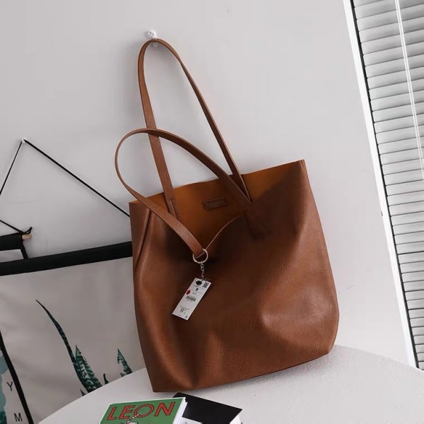 Foreign trade is exclusively for the wholesale of large capacity tote bags of family B leisure shopping bags and shrimp quick sale women's bags under 25 yuan 