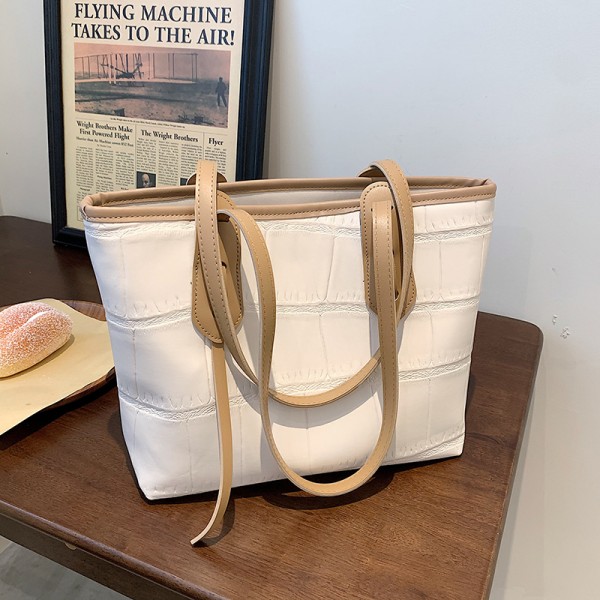 Large capacity bag women's summer 2021 new summer texture portable shoulder bag large bag armpit commuter Tote Bag 