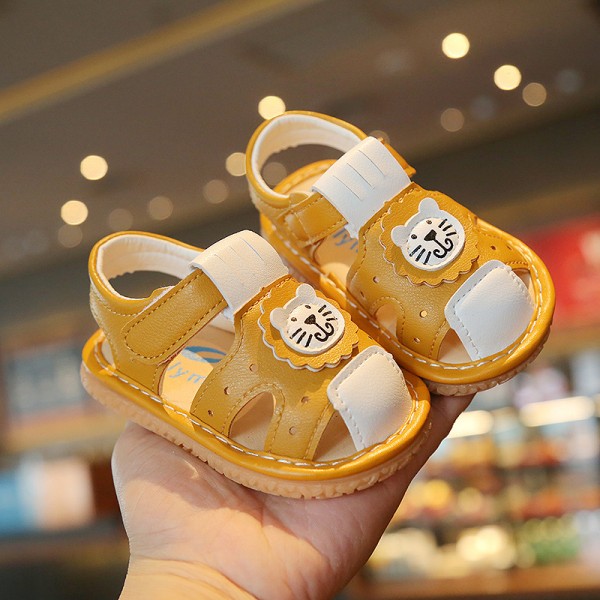 A pair of baby Baotou sandals 2021 spring and summer girls' 0-2-year-old baby girls' walking shoes 